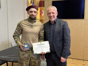 Чернівецький міський голова вручив подяку від громади герою